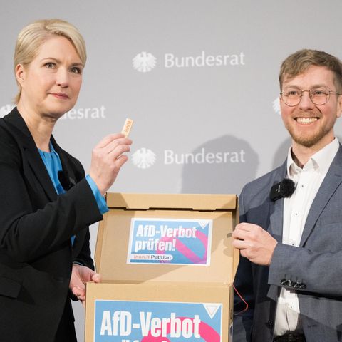 Manuela Schwesig nimmt eine Petition zum AfD-Verbot entgegen