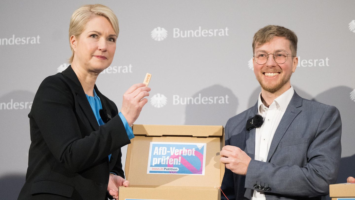 Manuel Schwesig nimmt Petition entgegen Manuela Schwesig nimmt eine Petition zum AfD-Verbot entgegen