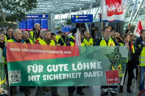 Streikende Gewerkschafter mit Schildern am Düsseldorfer Flughafen