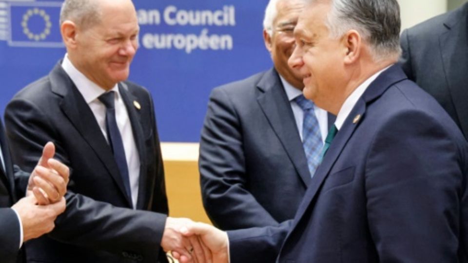 Kanzler Scholz bei der Begrüßung von Ungarns Regierungschef Orban in Brüssel