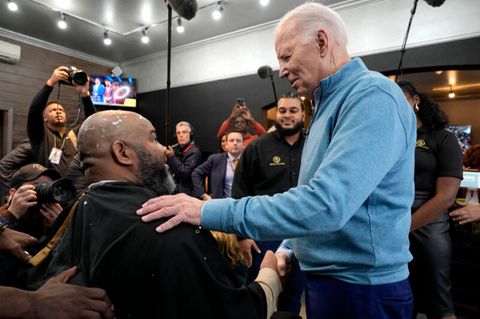 Am zurückliegenden Samstag macht US-Präsident Joe Biden in einem Friseurladen in Columbia, South Carolina einen Zwischenstopp. 