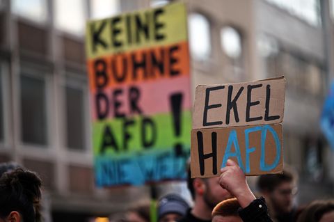 "Keine Bühne der AfD!" und "EkelhAfD" ist bei einer Demonstration gegen die AfD und Rechtsextremismus auf Schildern zu lesen. In den verganenen Wochen waren Zehntausende gegen rechts auf die Straße gegangen.
