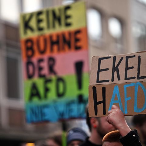 "Keine Bühne der AfD!" und "EkelhAfD" ist bei einer Demonstration gegen die AfD und Rechtsextremismus auf Schildern zu lesen. In den verganenen Wochen waren Zehntausende gegen rechts auf die Straße gegangen.
