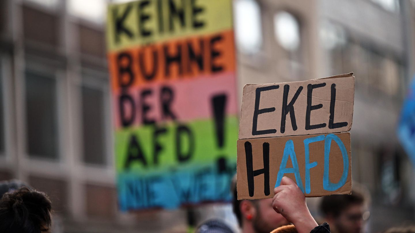 "Keine Bühne der AfD!" und "EkelhAfD" ist bei einer Demonstration gegen die AfD und Rechtsextremismus auf Schildern zu lesen. In den verganenen Wochen waren Zehntausende gegen rechts auf die Straße gegangen.