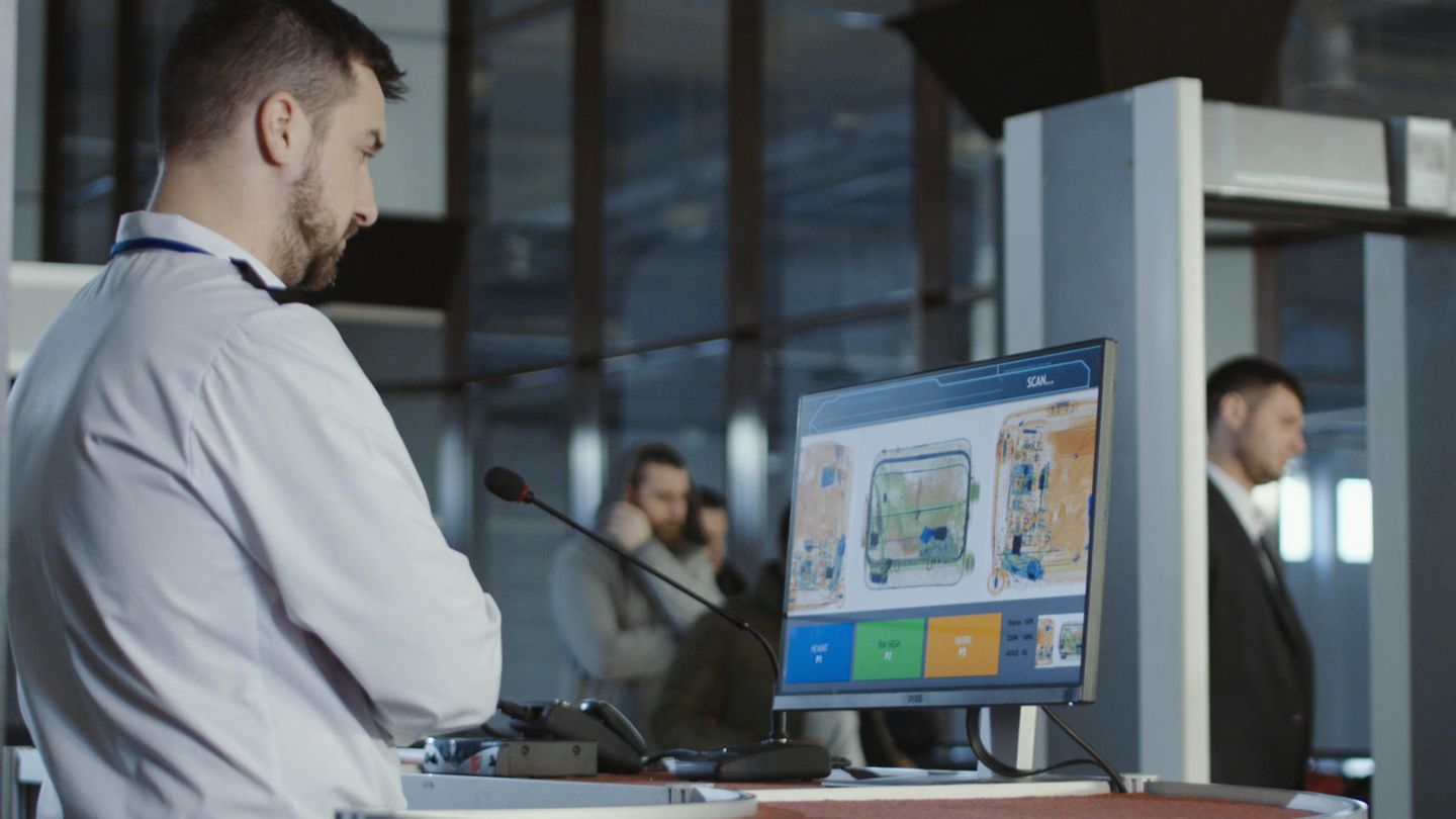 Streik legt Flugverkehr lahm: Das Flughafen-Sicherheitspersonal fordert bessere Bezahlung Das Flughafen-Sicherheitspersonal fordert bessere Bezahlung