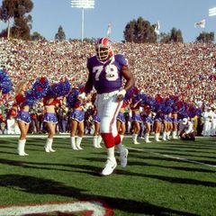 Niederlagenserie:  Die Buffalo Bills (hier der Einlauf der Spieler zum Super Bowl 27 im Januar 1993) schafften zu Beginn der 90er-Jahre etwas, was noch keinem Team zuvor gelang: Das Team aus dem Nordwesten New Yorks stand zwischen 1991 und 1994 in vier aufeinanderfolgenden Super Bowls – und verlor alle Spiele. Bis heute warten die Bills auf einen Titel. Immerhin: ein anderes Team verlor bislang auch vier Endspiele