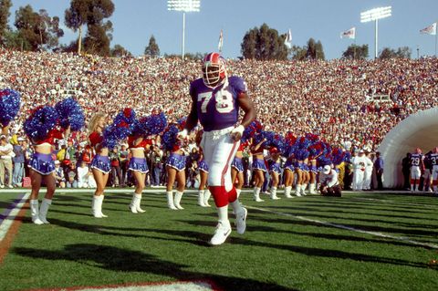 Niederlagenserie:  Die Buffalo Bills (hier der Einlauf der Spieler zum Super Bowl 27 im Januar 1993) schafften zu Beginn der 90er-Jahre etwas, was noch keinem Team zuvor gelang: Das Team aus dem Nordwesten New Yorks stand zwischen 1991 und 1994 in vier aufeinanderfolgenden Super Bowls – und verlor alle Spiele. Bis heute warten die Bills auf einen Titel. Immerhin: ein anderes Team verlor bislang auch vier Endspiele
