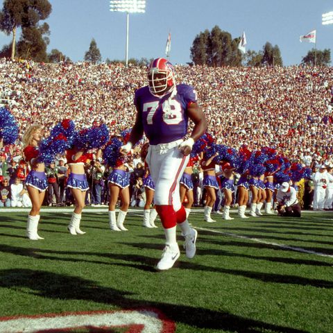 Niederlagenserie:  Die Buffalo Bills (hier der Einlauf der Spieler zum Super Bowl 27 im Januar 1993) schafften zu Beginn der 90er-Jahre etwas, was noch keinem Team zuvor gelang: Das Team aus dem Nordwesten New Yorks stand zwischen 1991 und 1994 in vier aufeinanderfolgenden Super Bowls – und verlor alle Spiele. Bis heute warten die Bills auf einen Titel. Immerhin: ein anderes Team verlor bislang auch vier Endspiele