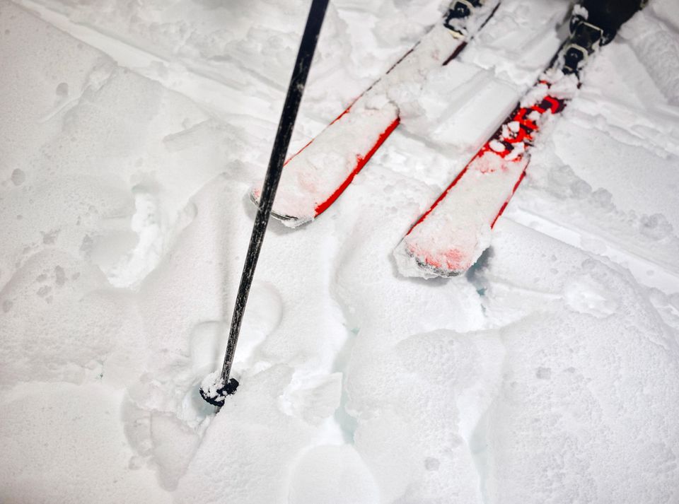 Closeup Aufnahme von Skiern und Skistöcken im Schnee