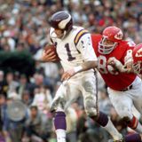 Niederlagenserie – Teil 2:  Die Minnesota Vikings waren in den Anfangsjahren eines der besten Teams der NFL – nur nie das beste. Zwischen 1970 und 1977 standen die Vikings vier Mal im Super Bowl, verloren aber alle Partien. Dabei vollbrachte Minnesota (im Bild: Quarterback Joe Kapp beim Super Bowl 4 im Januar 1970) das Kunststück, nicht ein einziges Mal in Führung zu gehen — geschweige denn, in der ersten Halbzeit überhaupt Punkte zu erzielen. Das schafften nicht mal die Buffalo Bills.