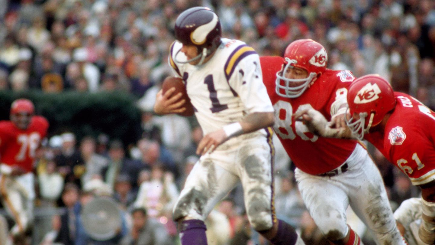 Niederlagenserie – Teil 2  Die Minnesota Vikings waren in den Anfangsjahren eines der besten Teams der NFL – nur nie das beste. Zwischen 1970 und 1977 standen die Vikings vier Mal im Super Bowl, verloren aber alle Partien. Dabei vollbrachte Minnesota (im Bild: Quarterback Joe Kapp beim Super Bowl 4 im Januar 1970) das Kunststück, nicht ein einziges Mal in Führung zu gehen — geschweige denn, in der ersten Halbzeit überhaupt Punkte zu erzielen. Das schafften nicht mal die Buffalo Bills
