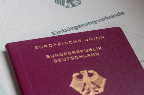 Eine Einbürgerungsurkunde der Bundesrepublik Deutschland und ein deutscher Reisepass (Symbolbild)
