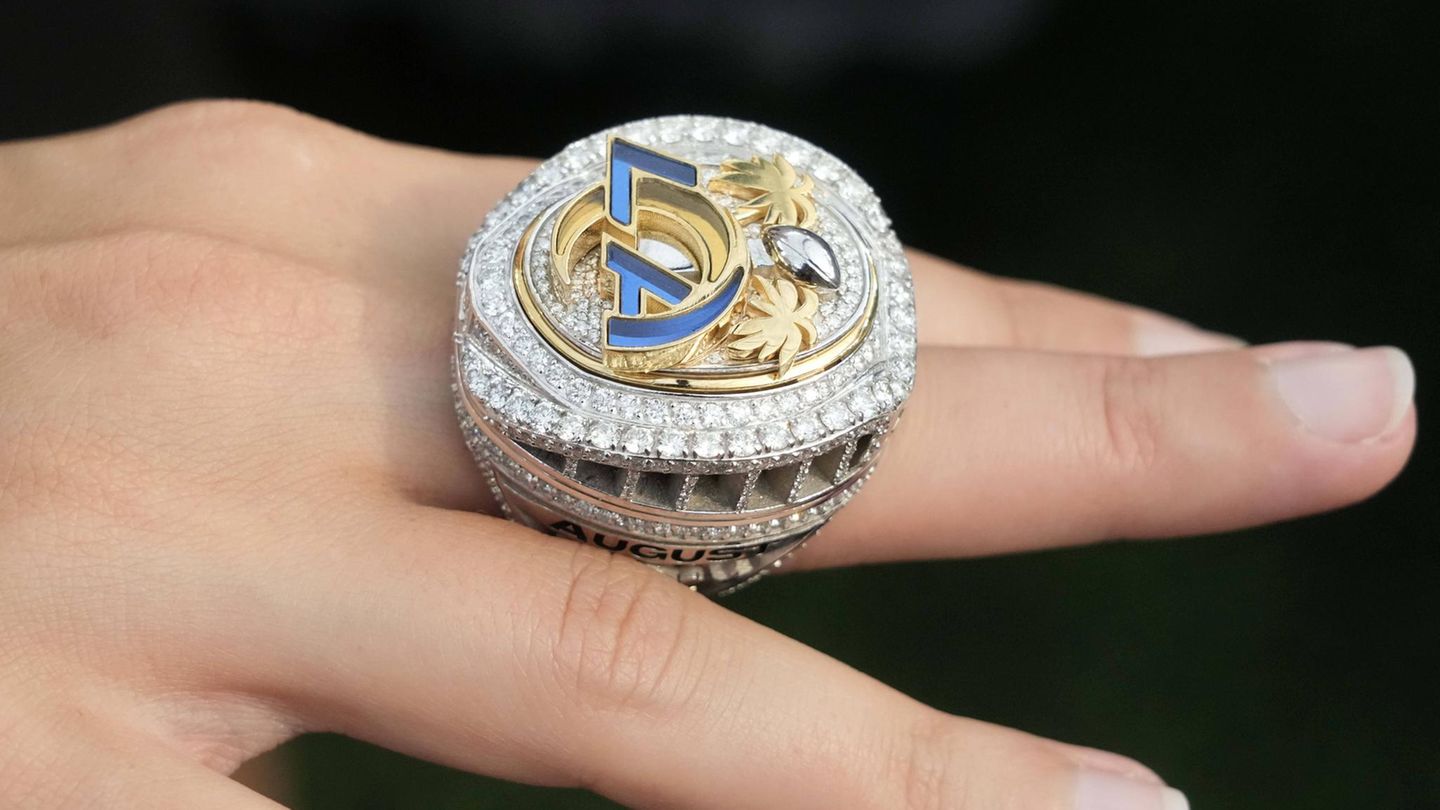 Mordsklunker  Zugegeben, klein ist er nicht: Als Auszeichnung für einen Super Bowl darf der Sieger pro Jahr 150 Ringe verteilen, die an Mannschaft, Trainerstab, Betreuer, aber auch andere Angestellte gehen – letztere bekommen meist eine günstigere Version. Zwischen 30.000 und 50.000 Dollar kostet ein Ring. Der Meisterschaftsring der Los Angeles Rams ziert nicht nur das Mannschaftslogo, er ähnelt von der Seite auch der Heimspielstätte der Rams, dem Sofi Stadium und ist bespickt mit zahlreichen Diamanten. Die obere Hälfte lässt sich aufklappen und erlaubt einen Blick in das "Stadion". Die Ringe für die Spieler sind personifiziert, Rückennummer und Name zieren die eine Seite. Auf der anderen ist "World Champions" eingraviert – auch wenn die NFL nur eine nationale Liga ist. Aber wer solch einen Klunker trägt, wer braucht da schon Bescheidenheit?