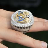 Mordsklunker  Zugegeben, klein ist er nicht: Als Auszeichnung für einen Super Bowl darf der Sieger pro Jahr 150 Ringe verteilen, die an Mannschaft, Trainerstab, Betreuer, aber auch andere Angestellte gehen – letztere bekommen meist eine günstigere Version. Zwischen 30.000 und 50.000 Dollar kostet ein Ring. Der Meisterschaftsring der Los Angeles Rams ziert nicht nur das Mannschaftslogo, er ähnelt von der Seite auch der Heimspielstätte der Rams, dem Sofi Stadium und ist bespickt mit zahlreichen Diamanten. Die obere Hälfte lässt sich aufklappen und erlaubt einen Blick in das "Stadion". Die Ringe für die Spieler sind personifiziert, Rückennummer und Name zieren die eine Seite. Auf der anderen ist "World Champions" eingraviert – auch wenn die NFL nur eine nationale Liga ist. Aber wer solch einen Klunker trägt, wer braucht da schon Bescheidenheit?