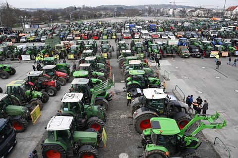 Bundestag stimmt für Ende von Agrardiesel: Landwirte demonstrieren auf dem Cannstatter Wasen in Stuttgart