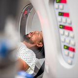 Ein Mann wird zur Früherkennung von Krebs in ein MRT geschoben