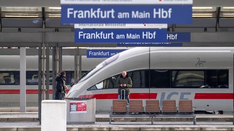 Ein Kunde der Deutschen Bahn steht am Bahnhof Frankfurt am Main
