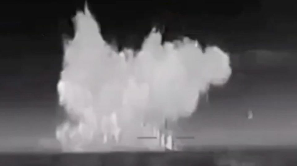 Ukraine teilt Video, das Angriff auf russisches Kriegsschiff zeigen soll Ukraine teilt Video, das Angriff auf russisches Kriegsschiff zeigen soll