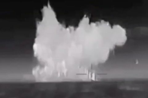 Ukraine teilt Video, das Angriff auf russisches Kriegsschiff zeigen soll