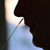 Ein Mann bekommt beim Test auf Covid 19 ein Stäbchen in die Nase