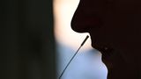 Ein Mann bekommt beim Test auf Covid 19 ein Stäbchen in die Nase