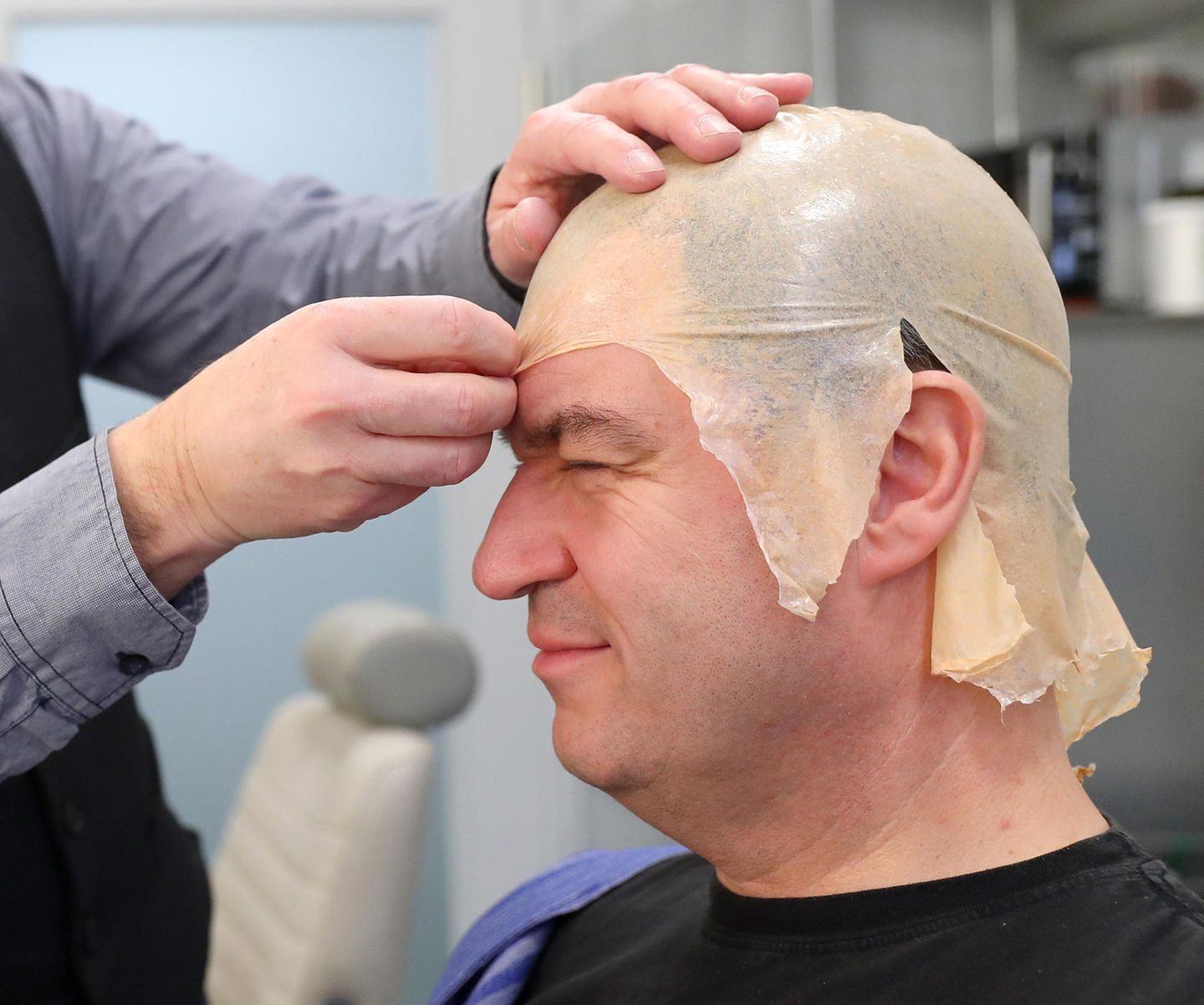 Markus Söder wird er in der Maske des Staatstheaters Nürnberg verkleidet und geschminkt