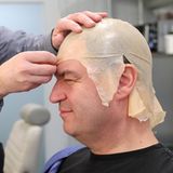 Markus Söder wird er in der Maske des Staatstheaters Nürnberg verkleidet und geschminkt