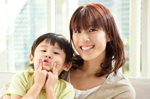 Eine Mutter und ihr kleiner Sohn mit Pony-Frisur