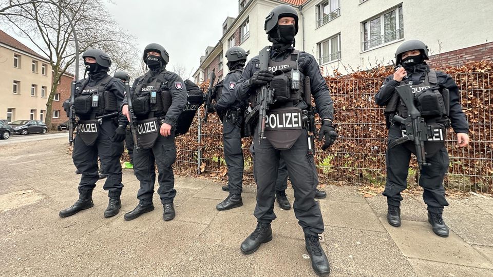 Polizeibeamte in der Nähe des Tatorts in Hamburg-Billstedt