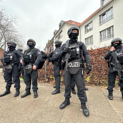 Hamburg: zwei Tote nach Messerstecherei in Hamburg gefunden Polizeibeamte in der Nähe des Tatorts in Hamburg-Billstedt