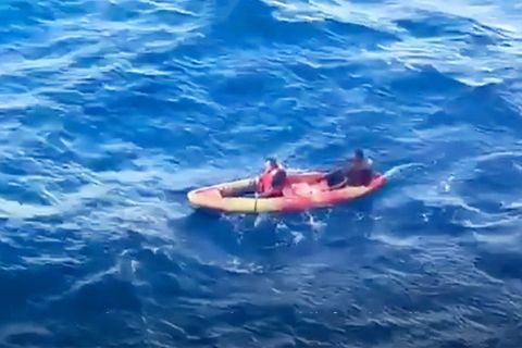 Kreuzfahrt-Riese fischt Schiffbrüchige von Kajak