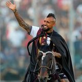Vidal macht auf dem Pferd eine gute Figur und winkt den Anhängern, die ihn bejubeln
