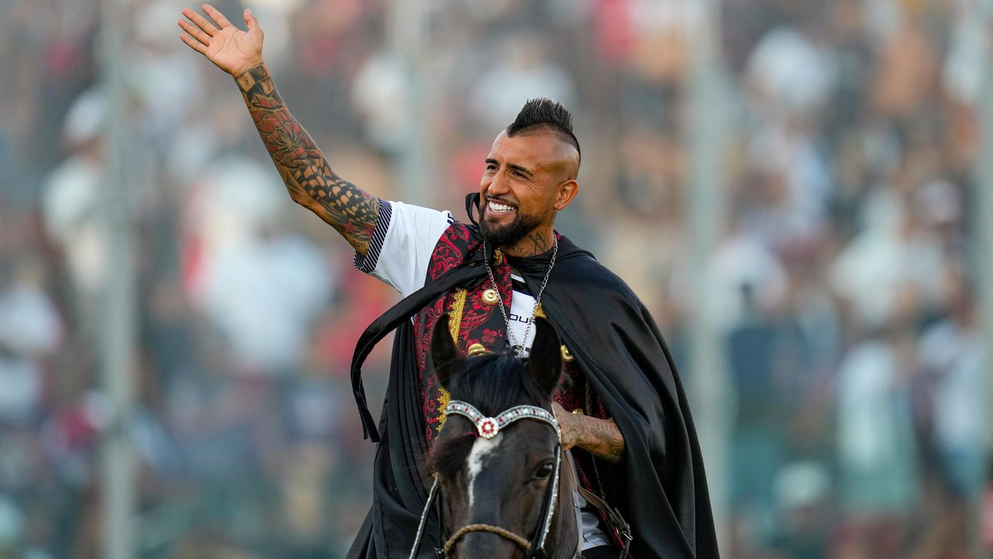 Vidal macht auf dem Pferd eine gute Figur und winkt den Anhängern, die ihn bejubeln