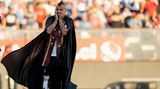 In seinem wehenden Umgang zeigt sich Vidal, der 141 Länderspiele für Chile absolvierte und einer der erfolgreichsten Fußballer des Landes ist, sichtlich gerührt