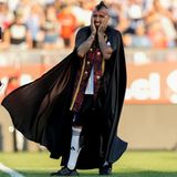 In seinem wehenden Umgang zeigt sich Vidal, der 141 Länderspiele für Chile absolvierte und einer der erfolgreichsten Fußballer des Landes ist, sichtlich gerührt