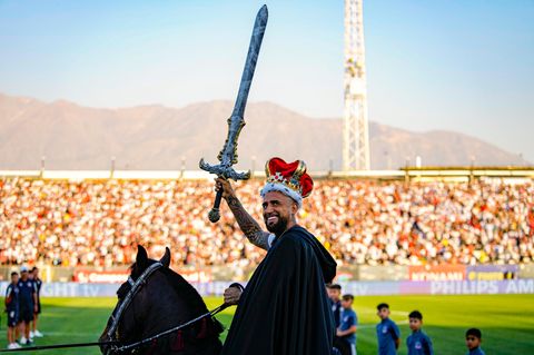 Höhepunkt des Schauspiels sind Krone und Schwert, die Vidal kurz trägt. Sie verleihen dem Schauspiel aus europäischer Perspektive endgültig einen leicht skurrilen Charakter.