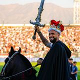 Höhepunkt des Schauspiels sind Krone und Schwert, die Vidal kurz trägt. Sie verleihen dem Schauspiel aus europäischer Perspektive endgültig einen leicht skurrilen Charakter.