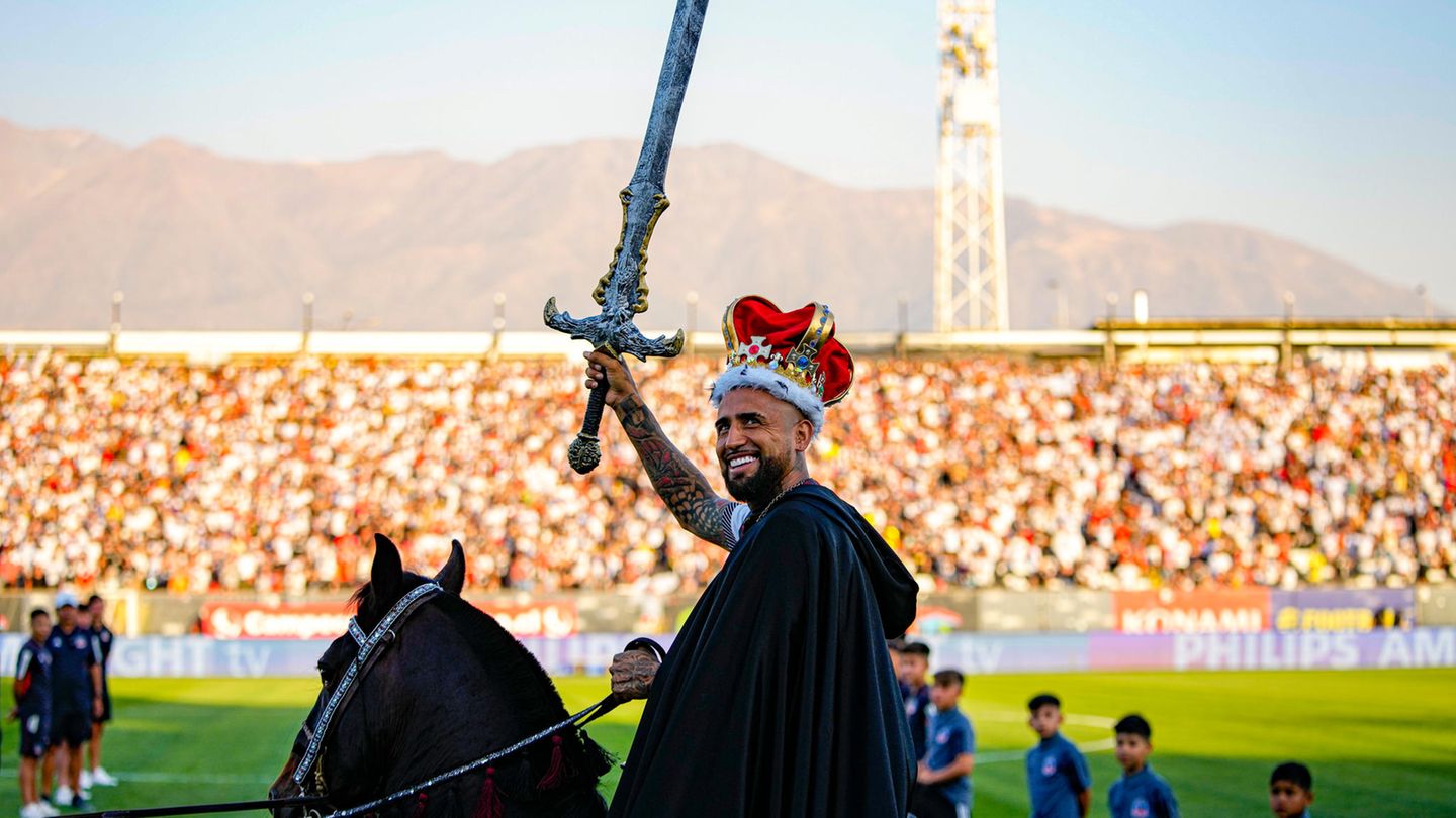 Horse, crown and sword: Ex-Bayern star Vidal is spectacularly presented in Chile