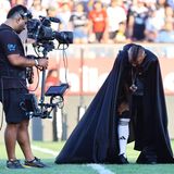 Erst einmal gelandet, wird Vidal ein Umhang umgelegt. Dann verbeugt sich der Heimkehrer vor den knapp 50.000 Fans im Stadion