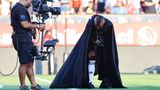Erst einmal gelandet, wird Vidal ein Umhang umgelegt. Dann verbeugt sich der Heimkehrer vor den knapp 50.000 Fans im Stadion
