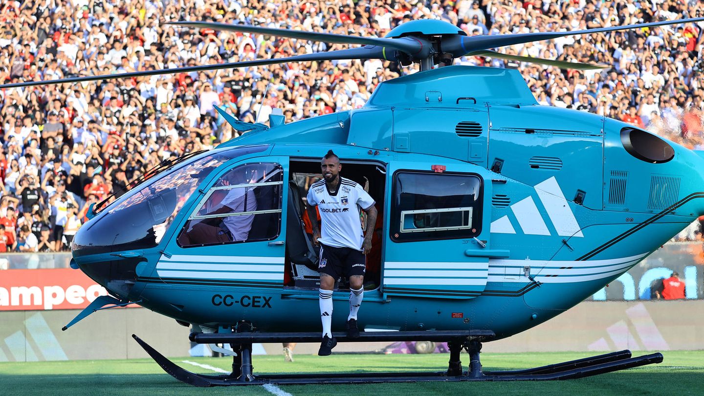 Rückkehr zum Jugendverein: Der verlorene Sohn kehrt zurück. Arturo Vidal entsteigt dem Hubschrauber, mit dem er in das Monumental-Stadion in Santiago geflogen ist. Der verlorene Sohn kehrt zurück. Arturo Vidal entsteigt dem Hubschrauber, mit dem er in das Monumental-Stadion in Santiago geflogen ist.