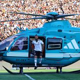 Der verlorene Sohn kehrt zurück. Arturo Vidal entsteigt dem Hubschrauber, mit dem er in das Monumental-Stadion in Santiago geflogen ist.