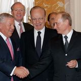 Der unerwartete Ringträger  Was haben Tom Brady und Wladimir Putin gemeinsam? Beide haben einen Super-Bowl-Ring (Brady hat sogar sieben). Bei einem Treffen in Moskau im Juni 2005 zeigte Robert Kraft (links), Inhaber der New England Patriots, dem russischen Machthaber seinen Super-Bowl-Ring, den er auf dem Foto auch gerade in seiner Hand hält. Was dann folgte, darüber gibt es verschiedene Versionen: Kraft sagt, Putin habe den Ring eingesteckt und sei umringt von KGB-Mitarbeitern gegangen. Der Kreml sagt, Kraft habe Putin den Ring geschenkt. Die Geschichte artete in eine kleine diplomatische Krise aus, bei der sich das Weiße Haus einschalten musste. Fakt ist: Noch heute liegt Krafts Ring im Kreml.