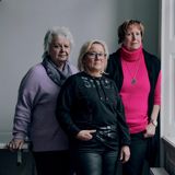 Holger Bergt sagt, er hörte einfach nie auf, Mitarbeiter in verschiedenen Filialen zu besuchen. Er macht das bis heute, viele der Menschen dort seien mittlerweile gute Freunde von ihm. Zum Beispiel die Mitarbeiterinnen im Haus Wismar:  Viola Hopp, Uta Moyseszik und Brigitte Wieck (von links).    "Andere gehen in die Muckibude, um ihren Kopf nach der Arbeit auszuschalten. Für mich ist das Karstadt. Wenn ich eintauche in meine Archiv-Kisten, ist alles sonst weg aus meinem Kopf."