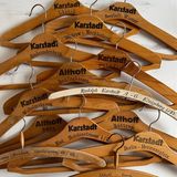 Im Unternehmen kennen sie Holger Bergt mittlerweile, oft schenken ihm Menschen Dinge, die sie nicht mehr verwenden können. Kürzlich habe ihm jemand die Eingangstür für einen Bunker vermacht, der einmal unter einem der Kaufhäuser lag, erzählt Holger Bergt am Telefon. Wenn eine Filiale schließen muss, was in den vergangenen Jahren häufig vorkommt, fährt Holger Bergt oft hin und fragt, ob er noch etwas mitnehmen darf. Heute lagern ungefähr 4000 historische Stücke in seinem Keller. Alte Kleiderbügel zum Beispiel. Von denen hat Bergt schon über 400 Stück. Die meisten der Holzbügel stammen aus den Dreißiger Jahren. 