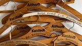 Im Unternehmen kennen sie Holger Bergt mittlerweile, oft schenken ihm Menschen Dinge, die sie nicht mehr verwenden können. Kürzlich habe ihm jemand die Eingangstür für einen Bunker vermacht, der einmal unter einem der Kaufhäuser lag, erzählt Holger Bergt am Telefon. Wenn eine Filiale schließen muss, was in den vergangenen Jahren häufig vorkommt, fährt Holger Bergt oft hin und fragt, ob er noch etwas mitnehmen darf. Heute lagern ungefähr 4000 historische Stücke in seinem Keller. Alte Kleiderbügel zum Beispiel. Von denen hat Bergt schon über 400 Stück. Die meisten der Holzbügel stammen aus den Dreißiger Jahren. 