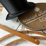 Eine Hutschachtel und ein Zylinder aus der ersten Karstadt-Filiale in Lübeck. Holger Bergt sagt: "Sie stammt aus der Zeit um den Ersten Weltkrieg. Damals war die Firma noch rein im Privateigentum von Rudolph Karstadt und seiner Ehefrau. Erst, als Karstadt 1920 mit Althoff fusionierte, wurde daraus eine AG. Mit der Weltwirtschaftskrise brach alles zusammen wie ein Kartenhaus. Damals hatten Karstadt und Althoff ihre größte Expansionsphase. Aber während der Krise ging das Unternehmen bankrott, weil sie für die Neubauten so viele Kredite aufgenommen hatten. Frau Karstadt sollte ihre Juwelen verkaufen. Nach dem Krieg musste man von ganz vorn anfangen."   