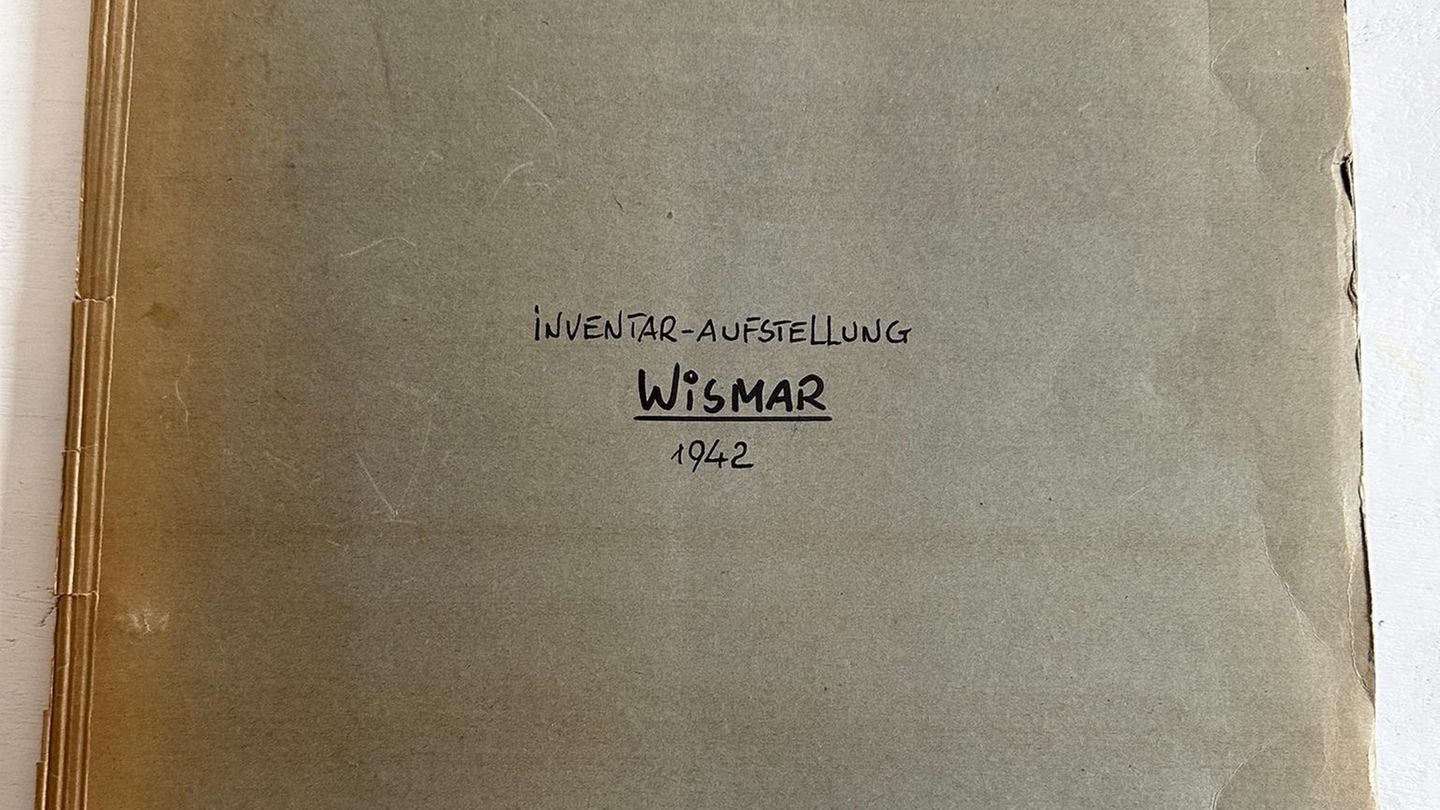 "Das hier ist eine Inventaraufstellung aus Wismar, aus der Nazizeit. Das Haus in Wismar ist auch Sinnbild der deutschen Teilung: Die Kaufhäuser hießen in der DDR "Centrum“ oder "Magnet" statt Karstadt. Nach der Wiedervereinigung gab es eine besondere Verbindung zwischen dem Stammhaus in Wismar und der ersten Filiale in Lübeck: Wismar bezog seine Waren von dort und die Mitarbeiter schulten das Personal um. In Wismar sprechen sie heute noch von der „großen Schwester“ in Lübeck. Die Schließung des Hauses hat sie alle sehr heftig getroffen dort", sagt Mister Karstadt.