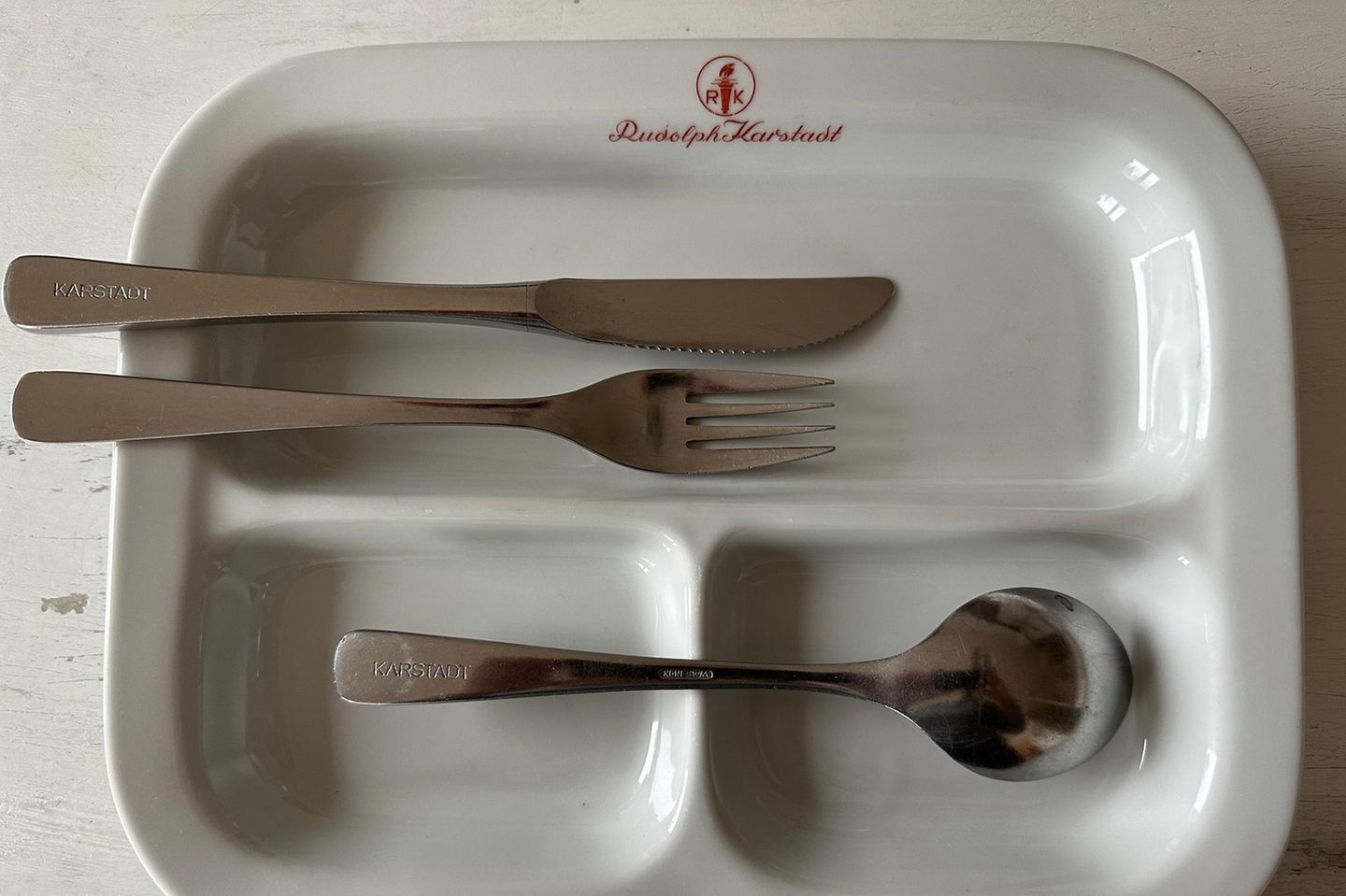 Manche Gegenstände aus seiner Sammlung stehen nicht im Keller, sondern Holger Bergt nutzt sie jeden Tag. So wie dieses Karstadt-Besteck. Er sagt: "Ich mag am liebsten die Ästhetik zu Beginn des 20. Jahrhunderts und Stücke aus der Zeit bis in die Achtziger Jahre."