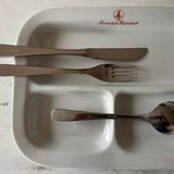 Manche Gegenstände aus seiner Sammlung stehen nicht im Keller, sondern Holger Bergt nutzt sie jeden Tag. So wie dieses Karstadt-Besteck. Er sagt: "Ich mag am liebsten die Ästhetik zu Beginn des 20. Jahrhunderts und Stücke aus der Zeit bis in die Achtziger Jahre."